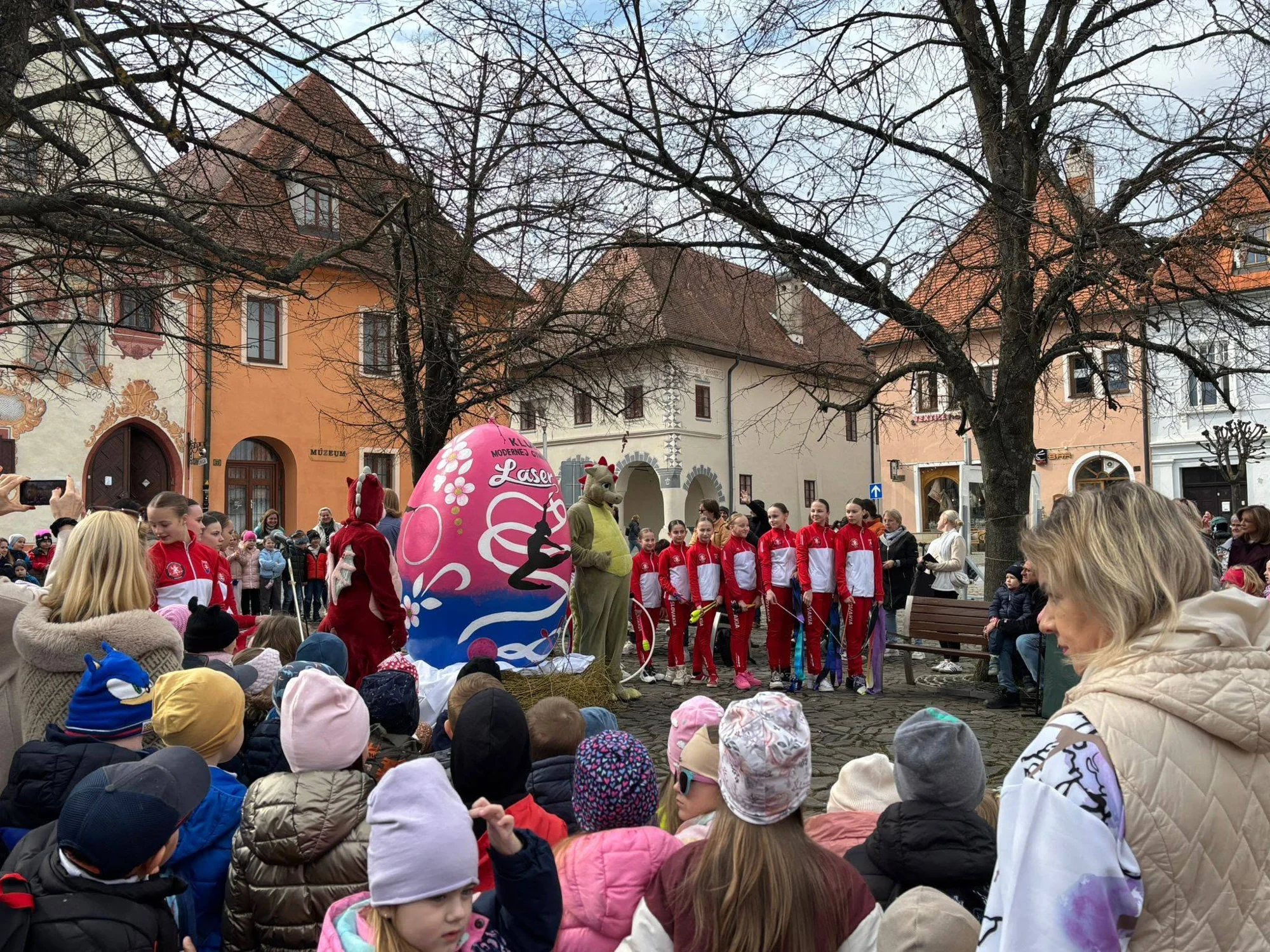 Bardejovské vajce opäť zdobí námestie – fotografia 1