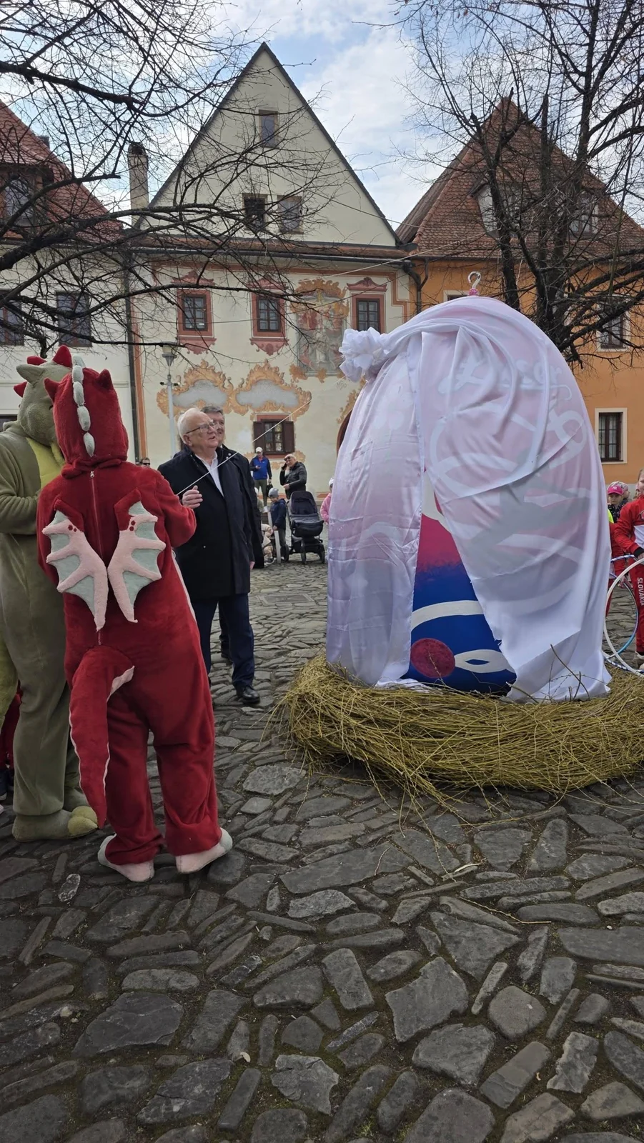 Bardejovské vajce opäť zdobí námestie – fotografia 2
